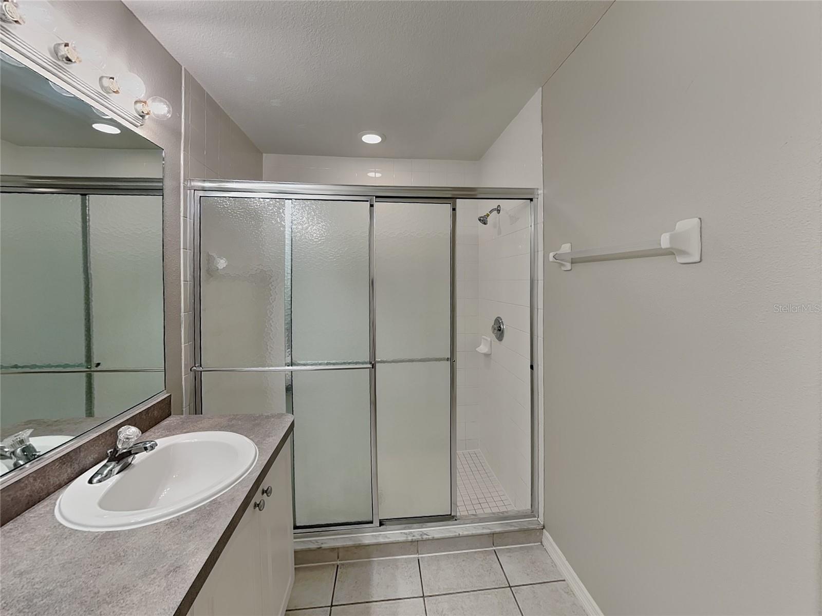 NORTH OAKS ESTATES - Residential Lease