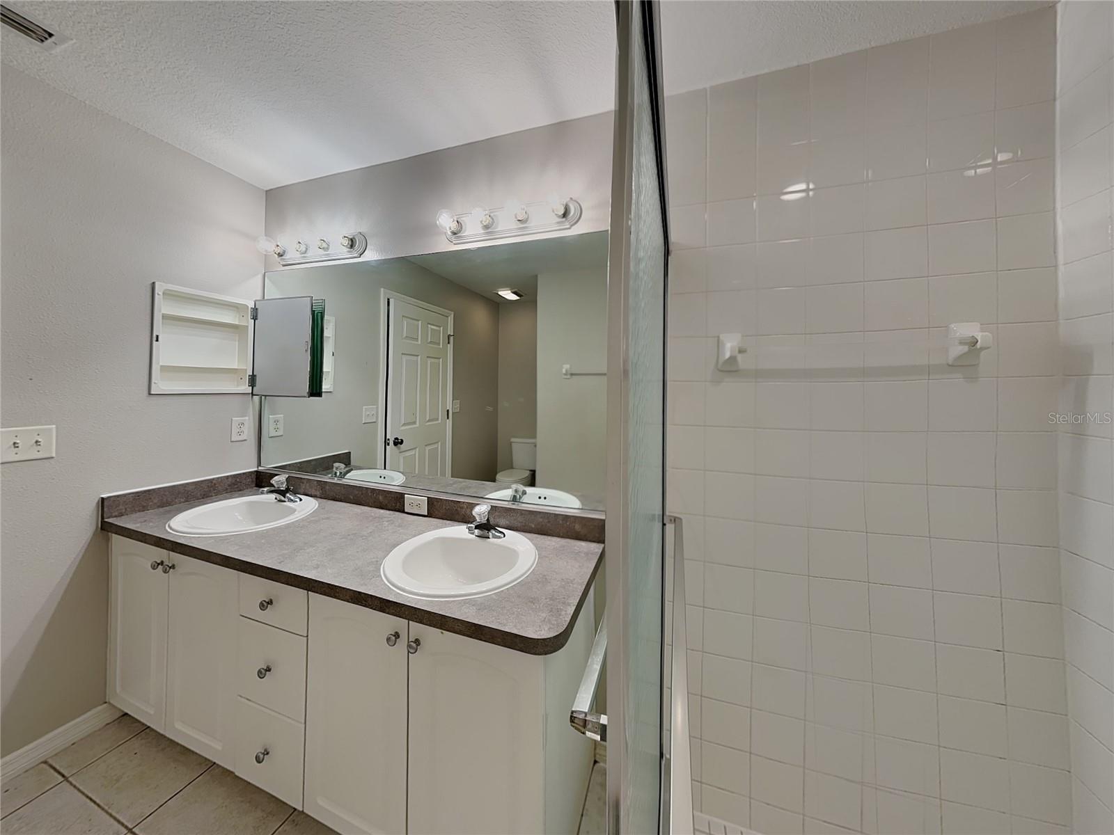 NORTH OAKS ESTATES - Residential Lease