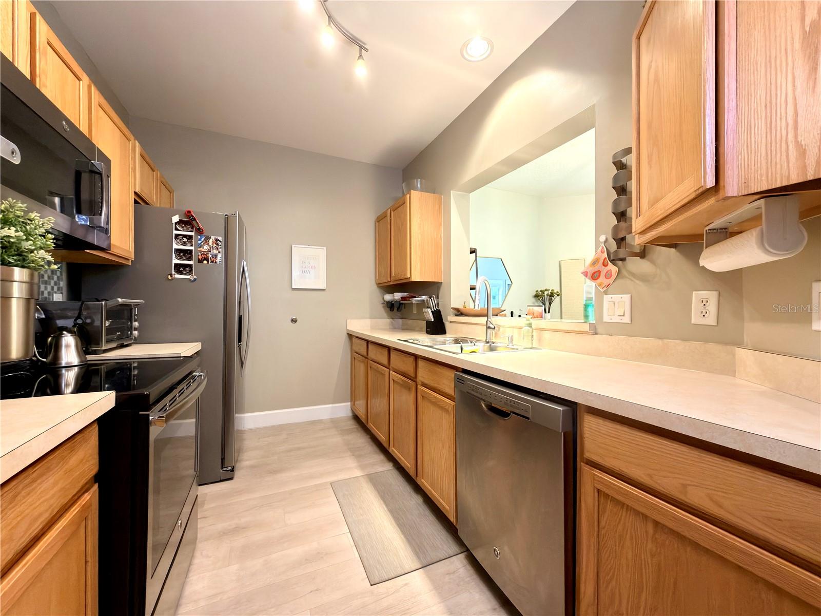 SUMMERGATE CONDO PH 01 5923/0662 - Residential