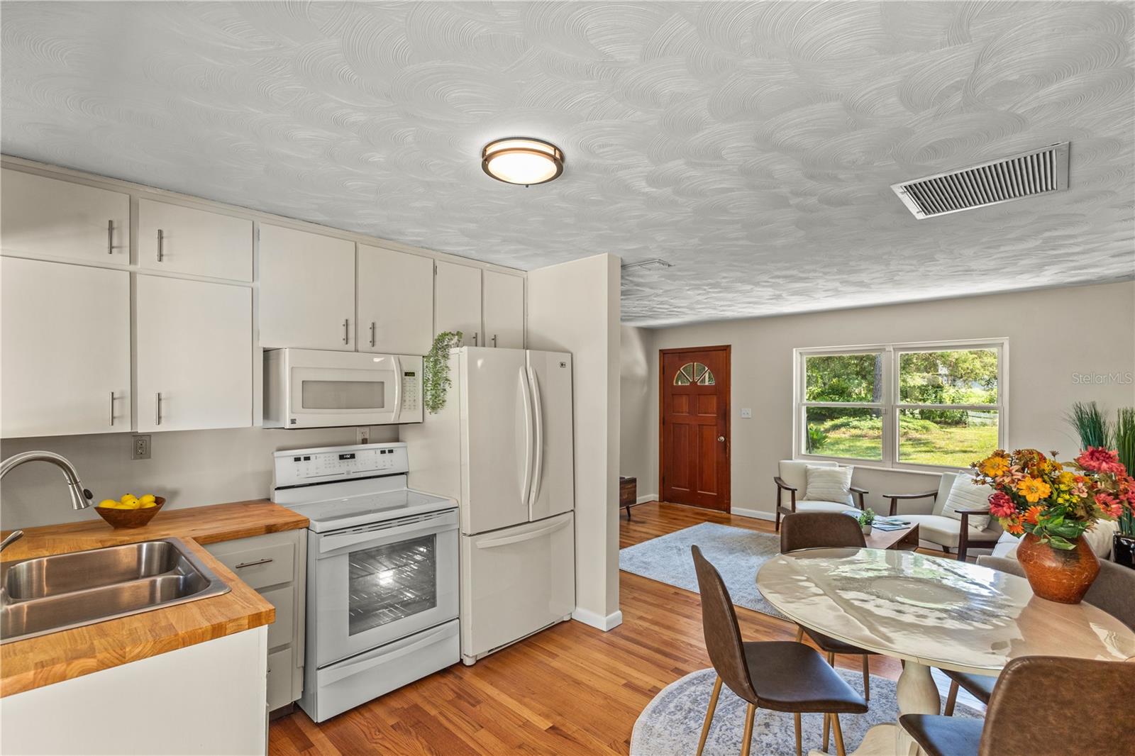 RAINBOW ACRES 01 - Residential Lease