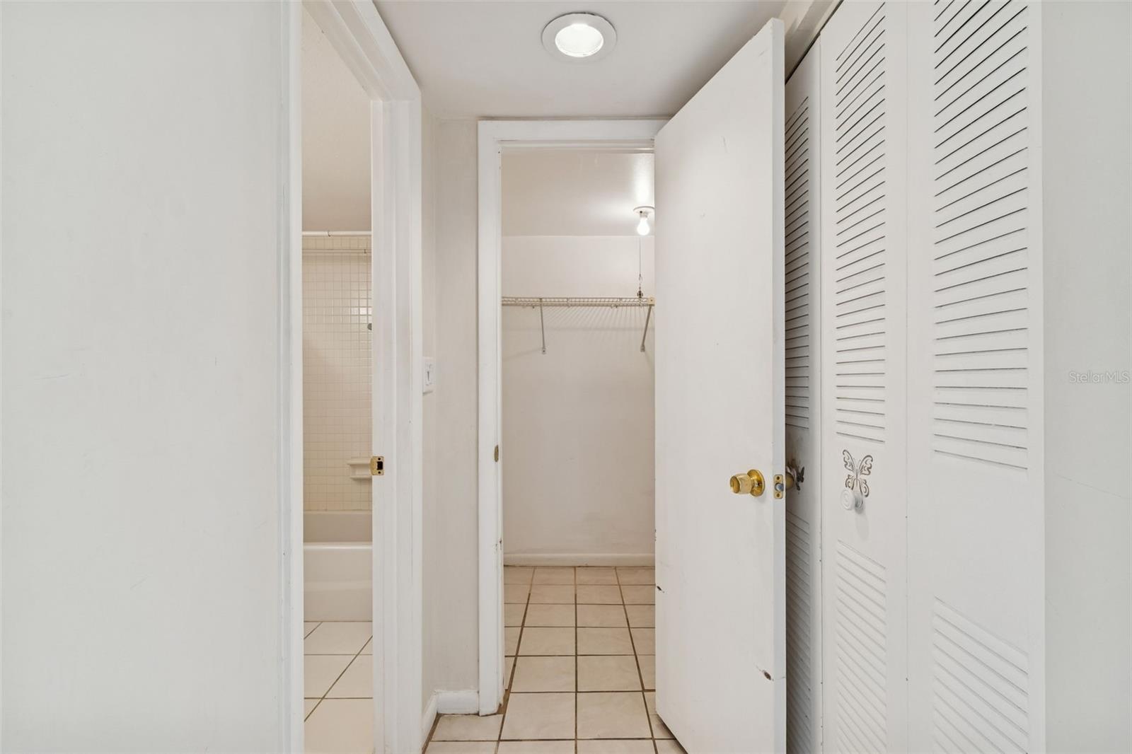 VILLAGE LAKE - Residential