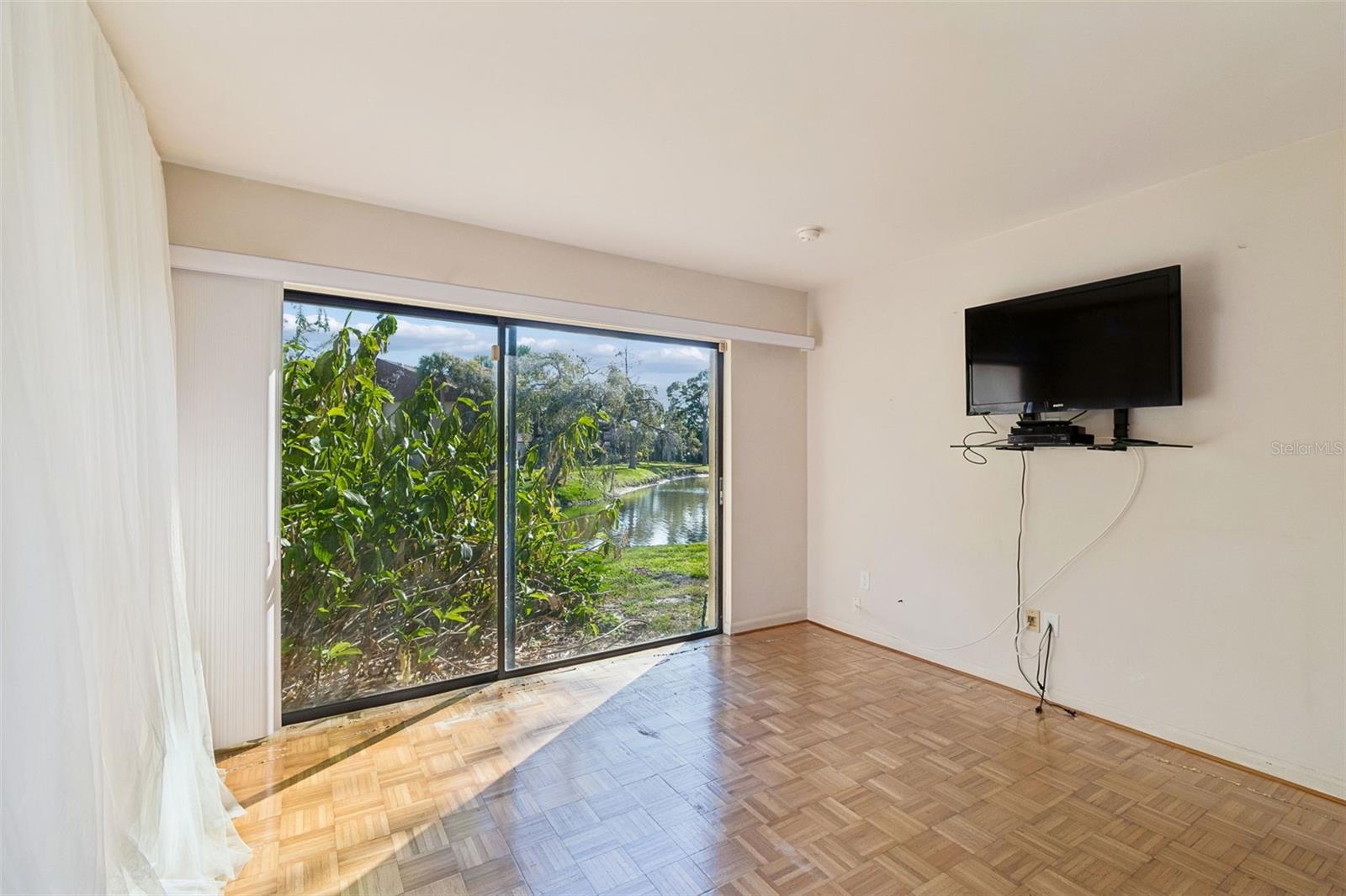 VILLAGE LAKE - Residential