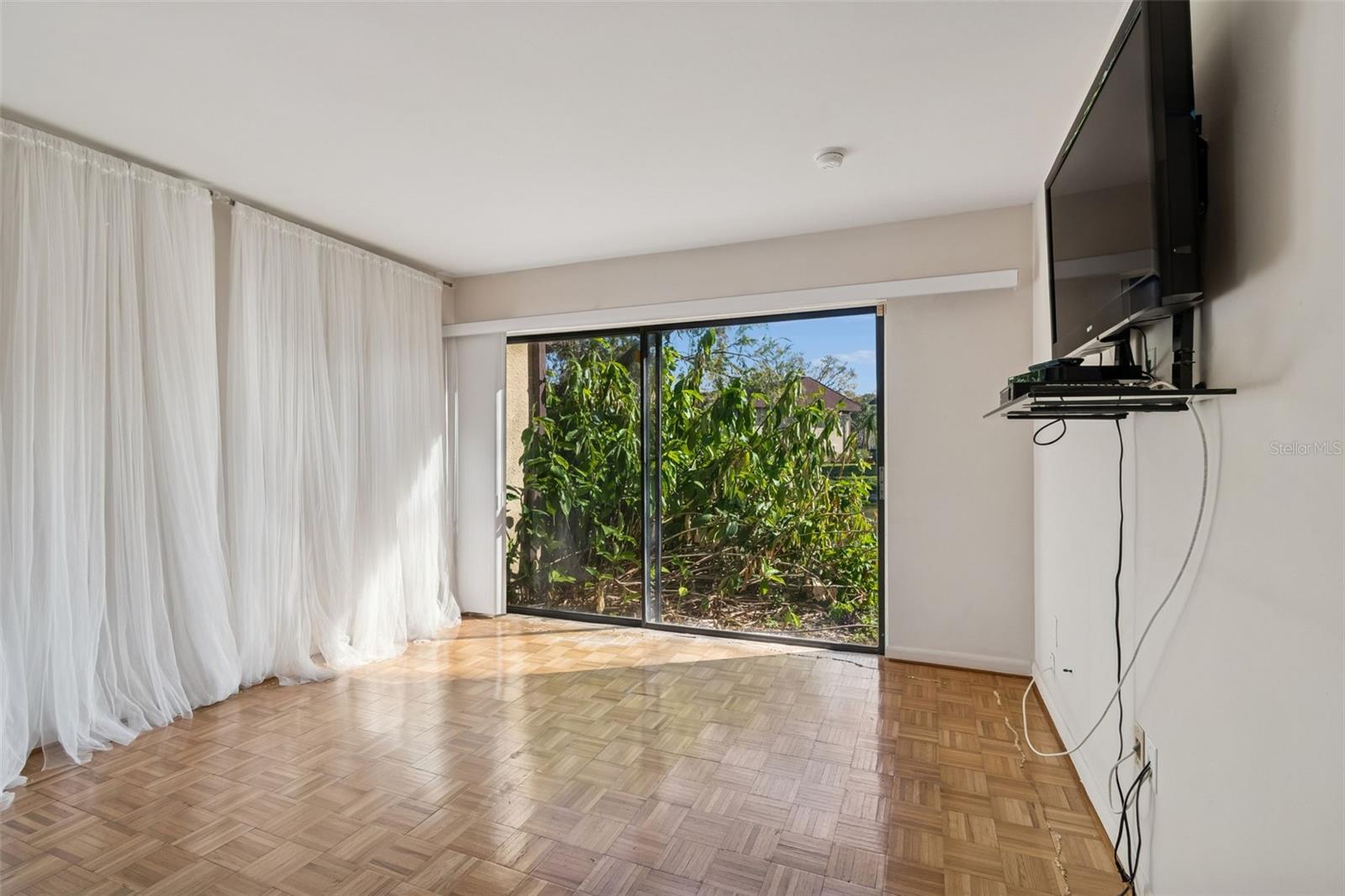 VILLAGE LAKE - Residential