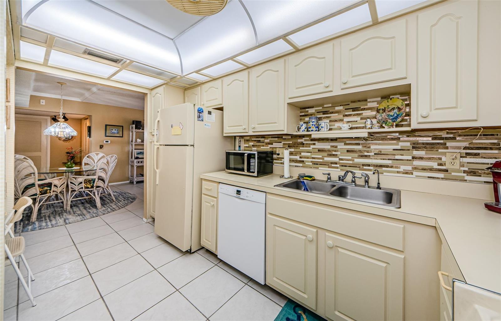 MEDITERRANEAN MANORS - Residential Lease