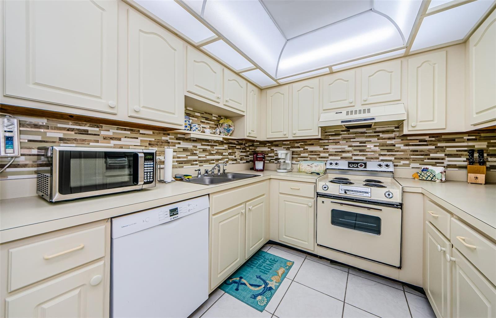 MEDITERRANEAN MANORS - Residential Lease