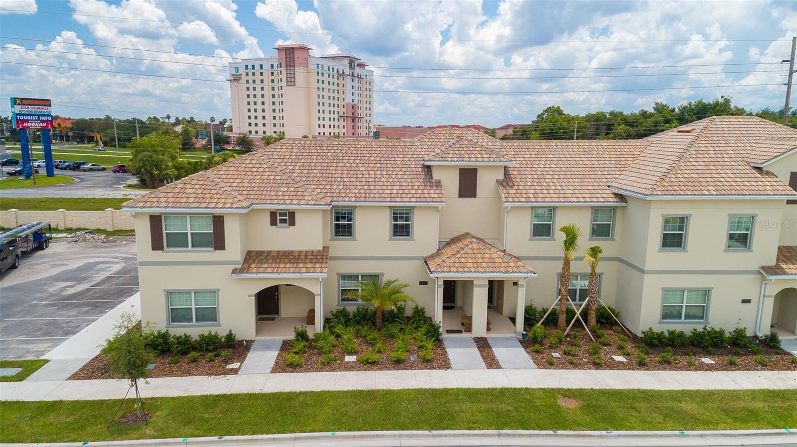 This fully-equipped 4-bedroom, 3-bathroom townhouse with a private pool is the perfect setting for providing the comfort that invites you to relax after an active day. Located in the Storey Lake Resort community, 6 miles from Disney Springs, 16.7 miles from Orlando International Airport, 8 miles from Universal Studios, and close to theme parks, shopping centers, and restaurants, it offers occupants, owners, vacationers, and renters a comfortable and peaceful life with wide access routes such as Osceola Parkway, Highway 535, and I-4, and Highway 417. The townhouse is an alternative to living with resort-like amenities like a permanent vacation, with parking, parks, a gym, game rooms, and movie theaters, among others. In this private resort with 24-hour security, residents can relax and enjoy everything from the resort-style pool, splash area, and waterslides to the clubhouse, poolside bars, and lake activities. It is located within The Cove Resort at Storey Lake. The properties in this community can be used for short-term vacation rentals, long-term rentals, and permanent residence