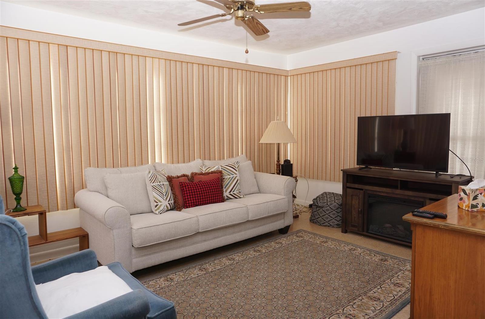 BEVERLY HILLS UNIT 02 - Residential