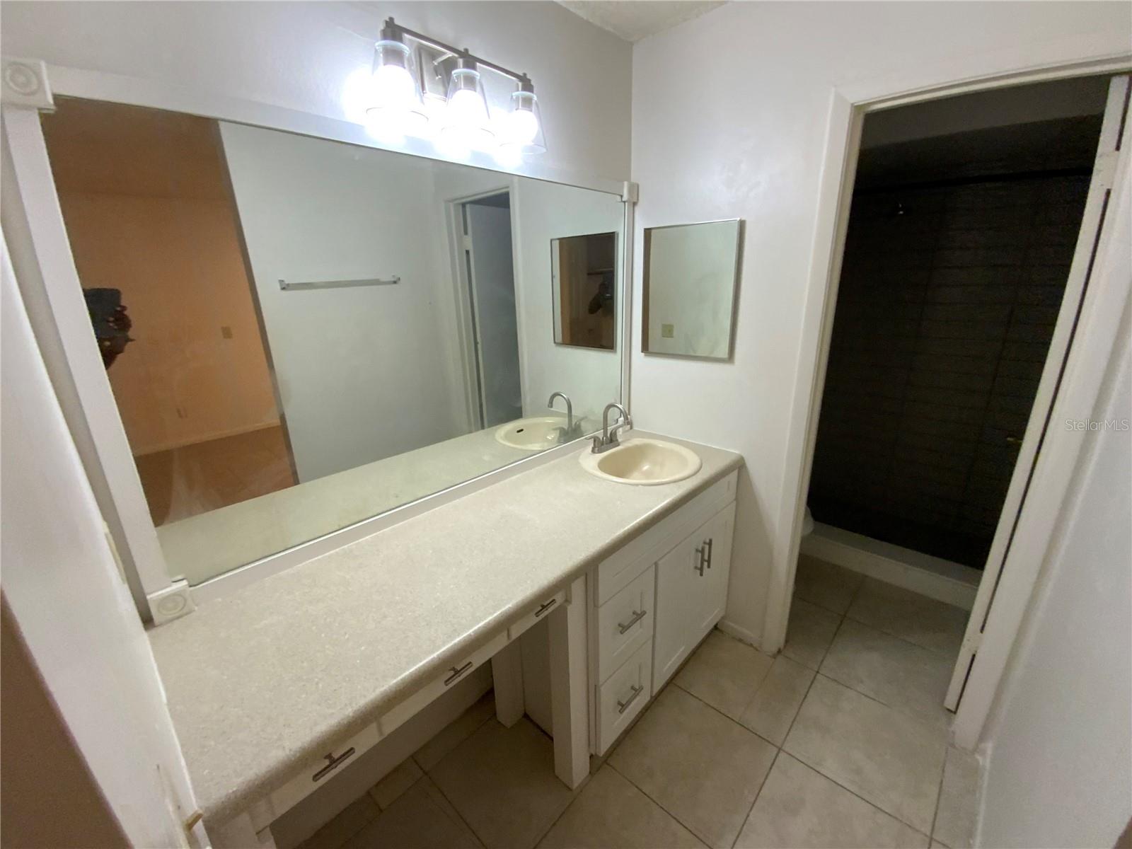 FLORIDA CENTER WINDHOVER RESIDENCE - Residential Lease