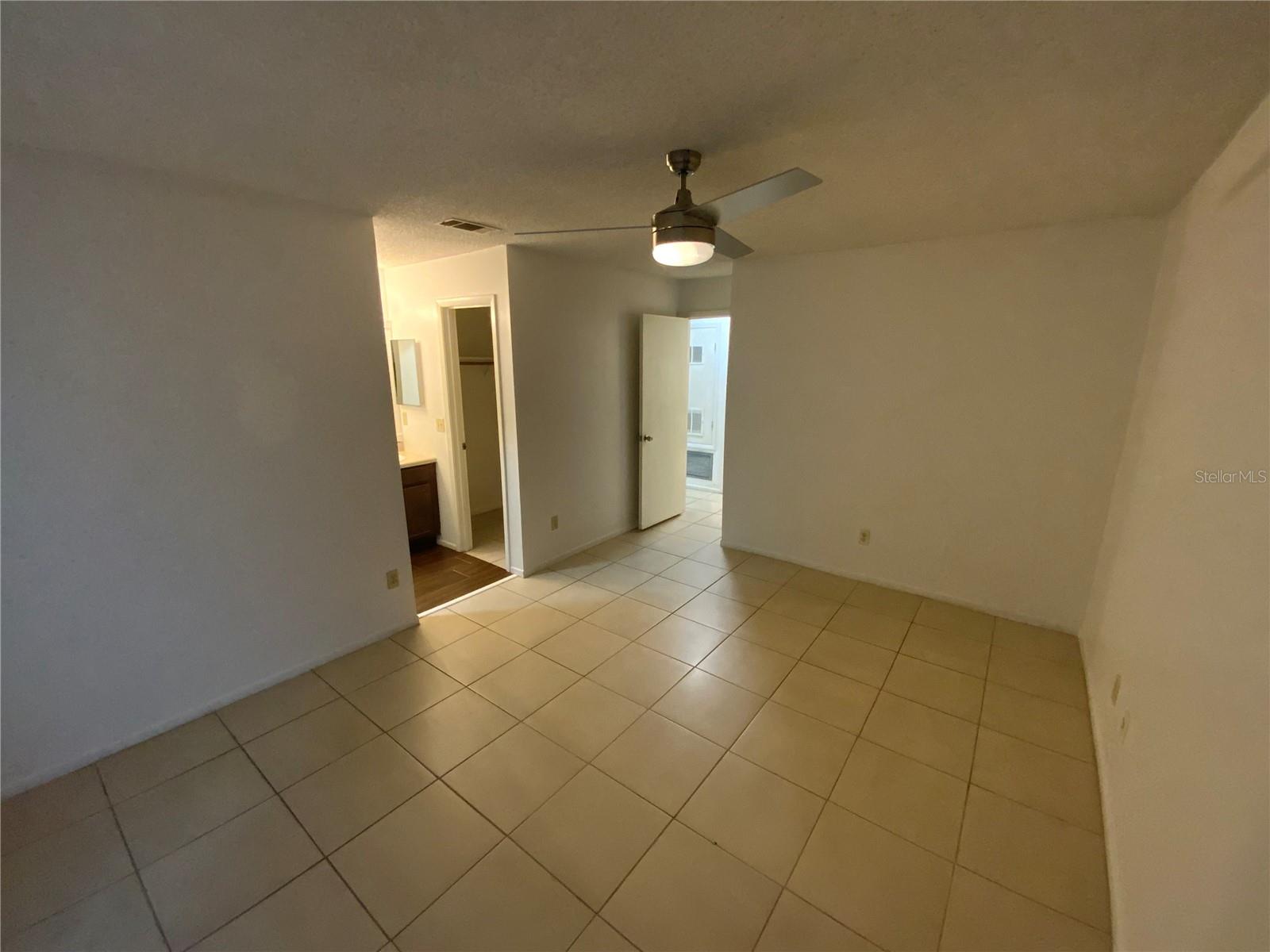 FLORIDA CENTER WINDHOVER RESIDENCE - Residential Lease