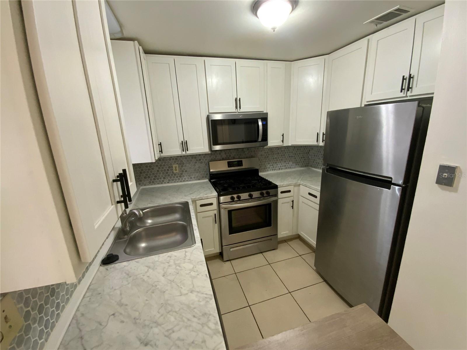 FLORIDA CENTER WINDHOVER RESIDENCE - Residential Lease