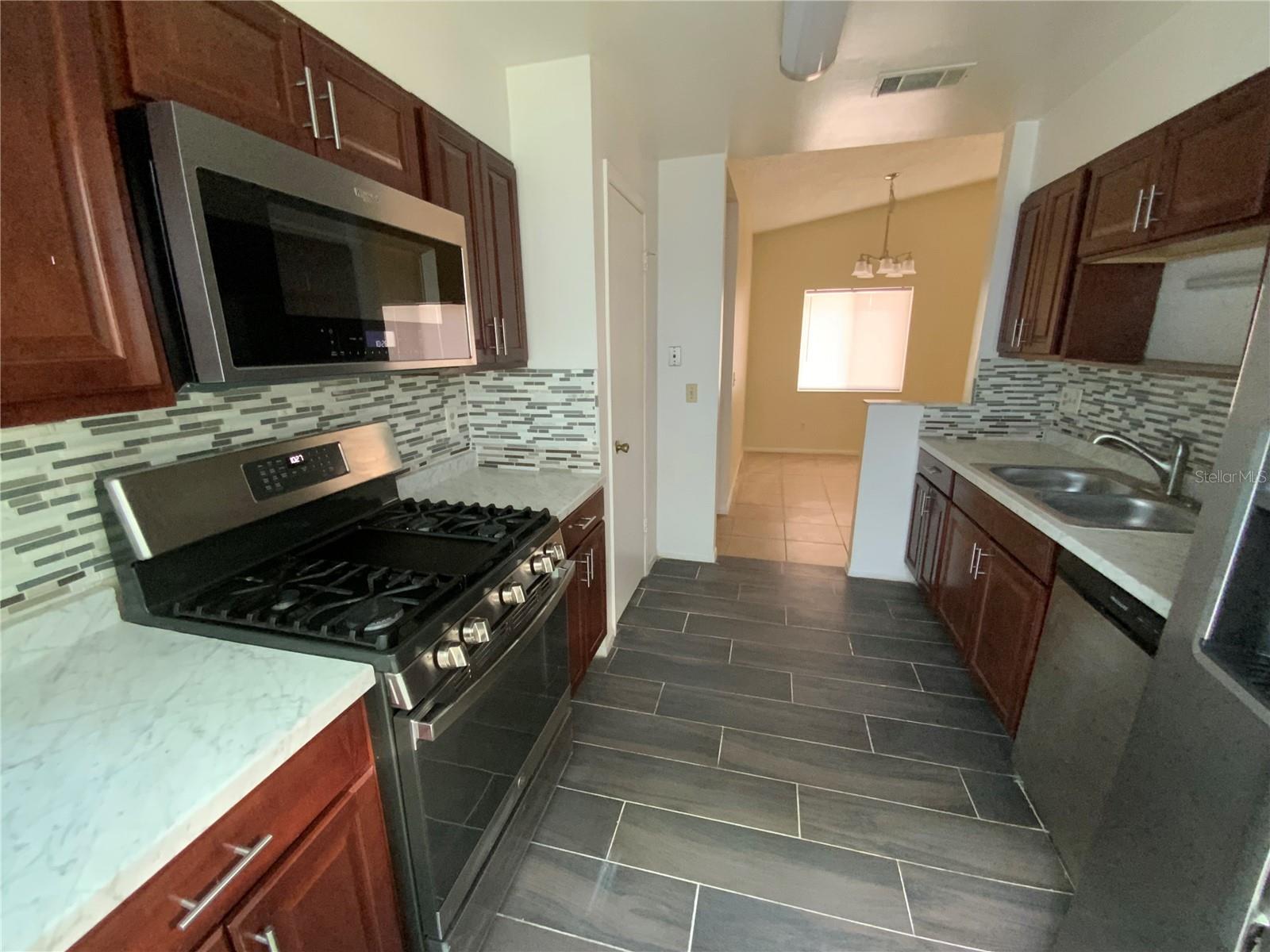 FLORIDA CENTER WINDHOVER RESIDENCE - Residential Lease