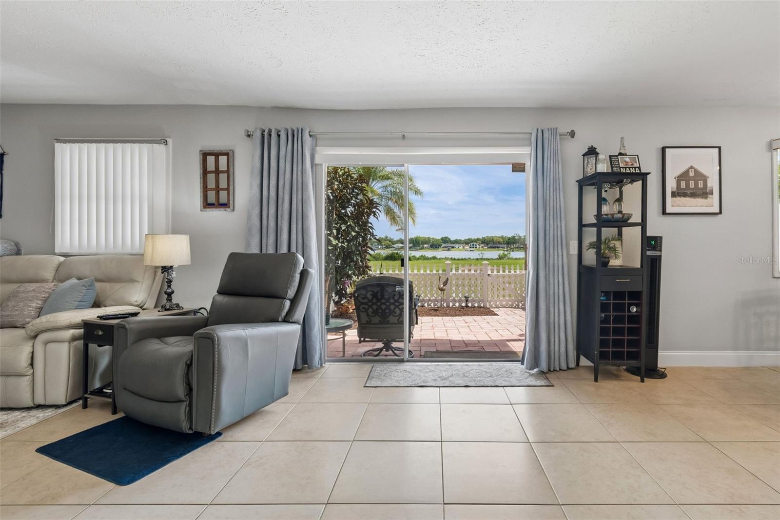 WHISPERING OAKS - Residential