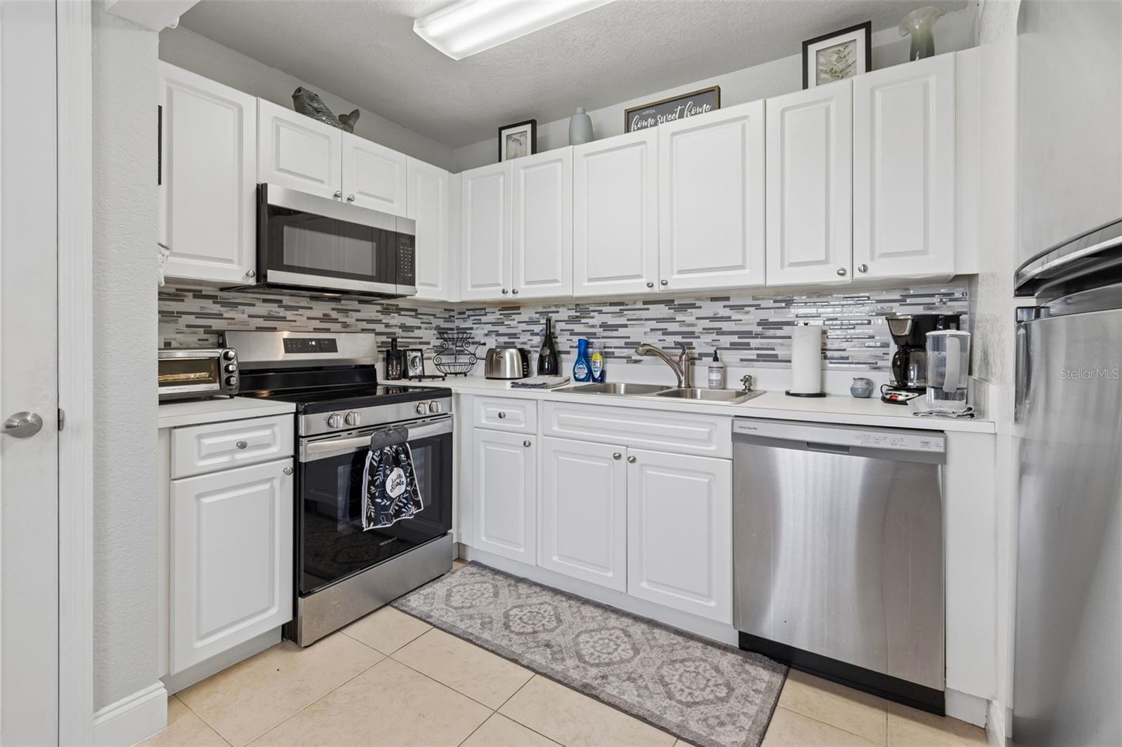 WHISPERING OAKS - Residential