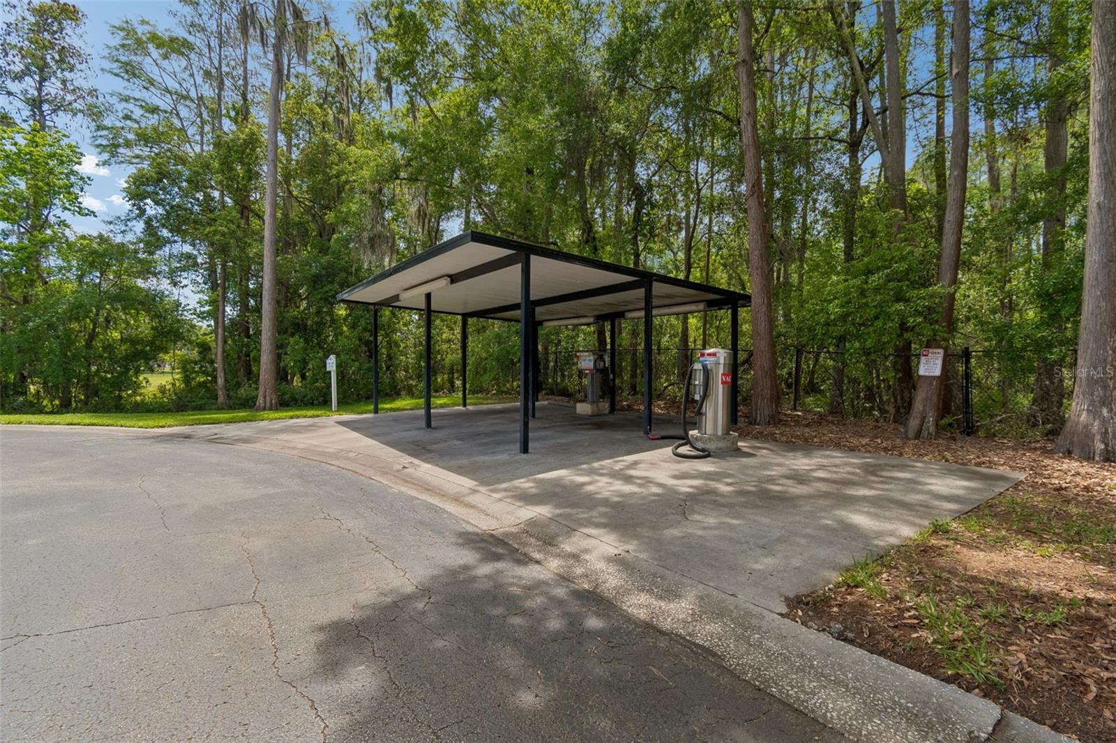 WHISPERING OAKS - Residential