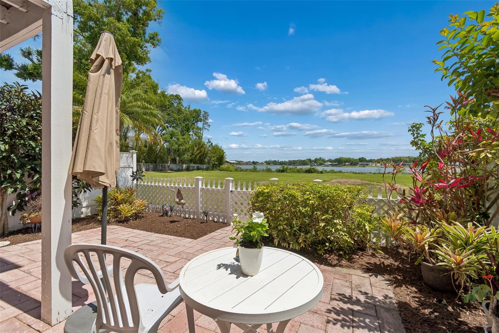 WHISPERING OAKS - Residential