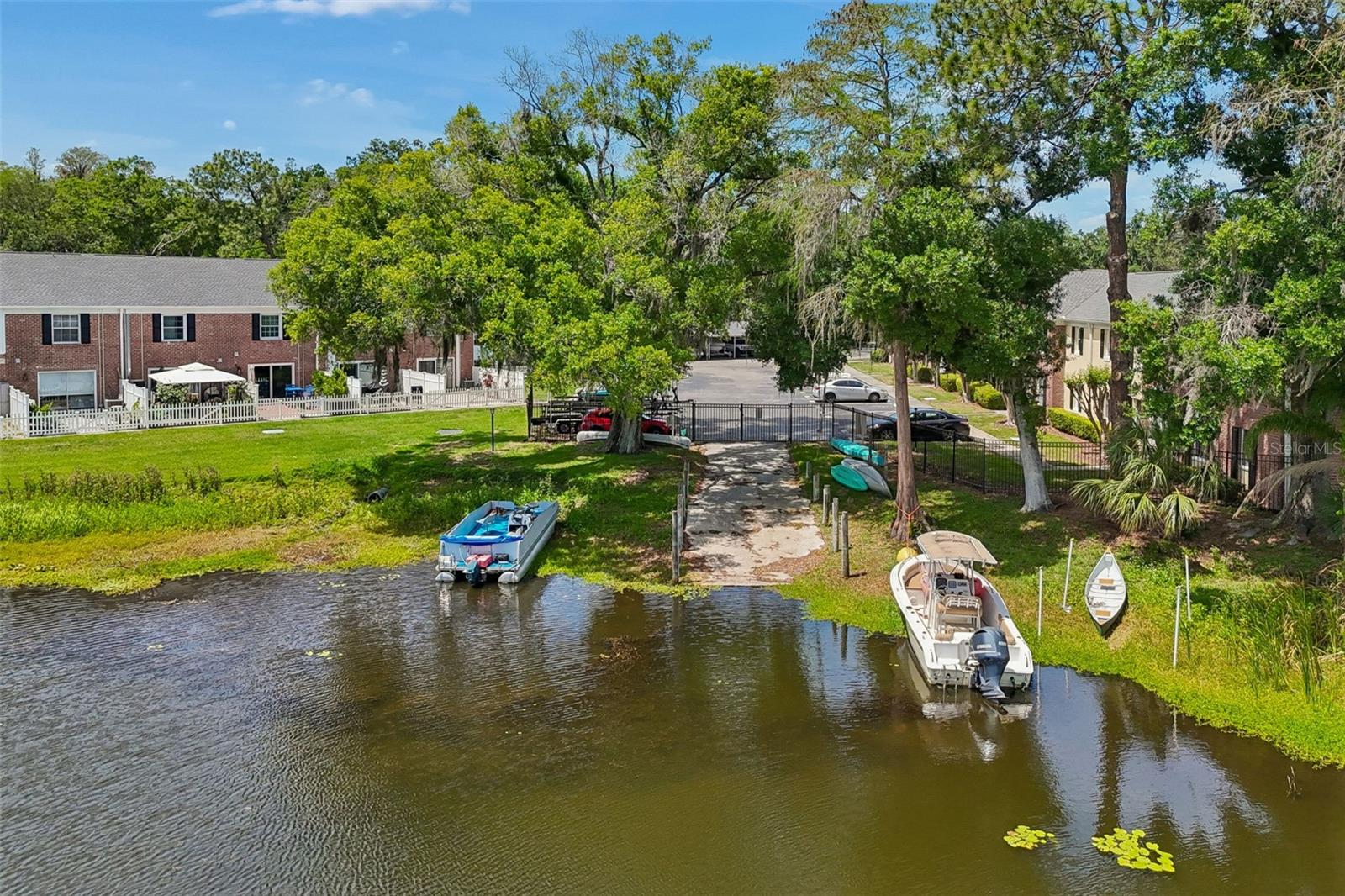 WHISPERING OAKS - Residential