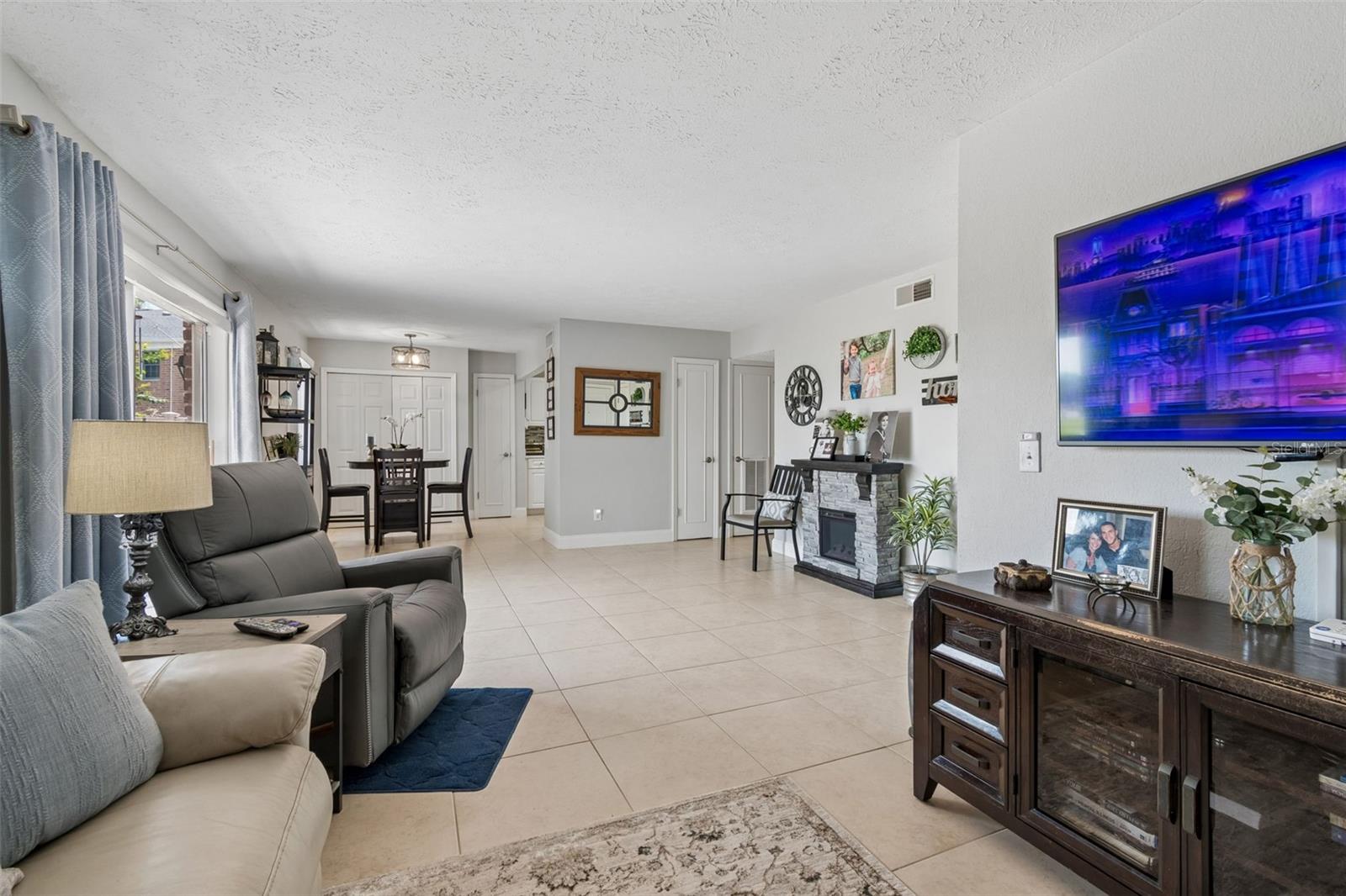 WHISPERING OAKS - Residential