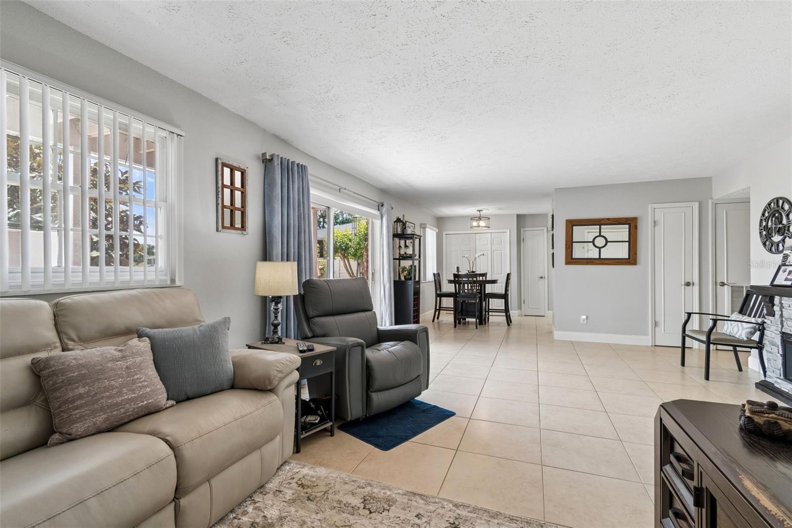 WHISPERING OAKS - Residential