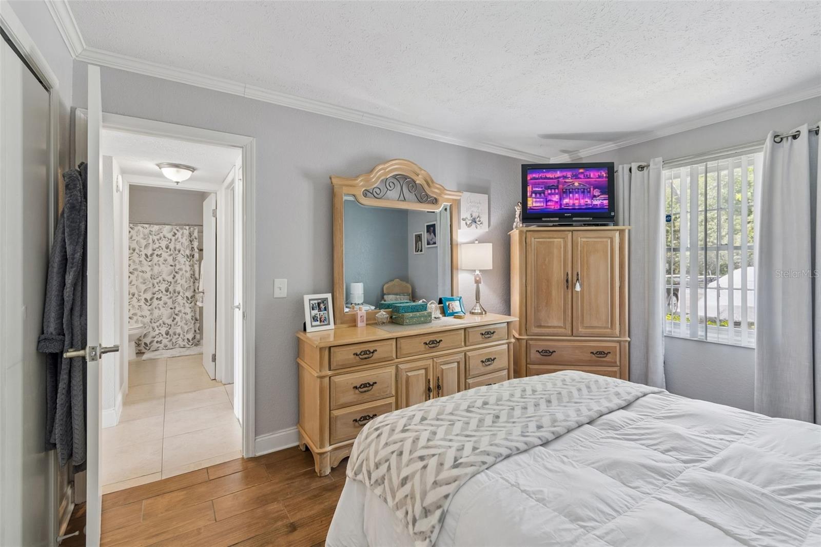 WHISPERING OAKS - Residential