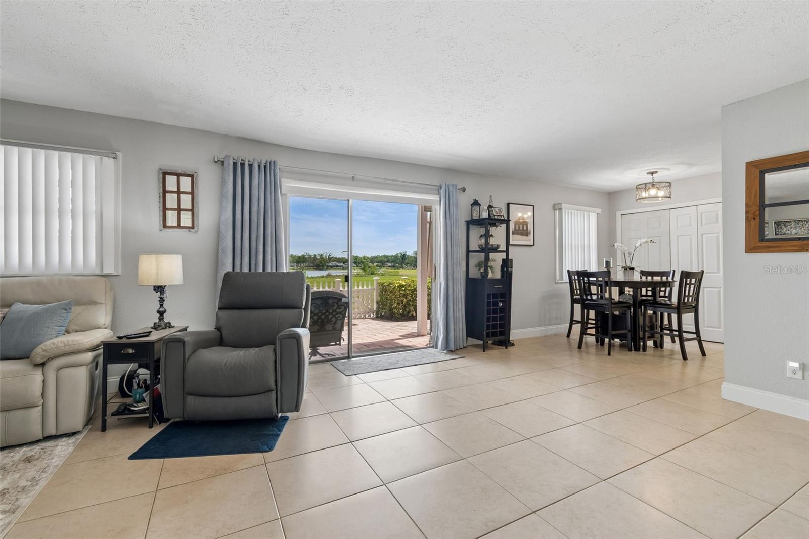 WHISPERING OAKS - Residential