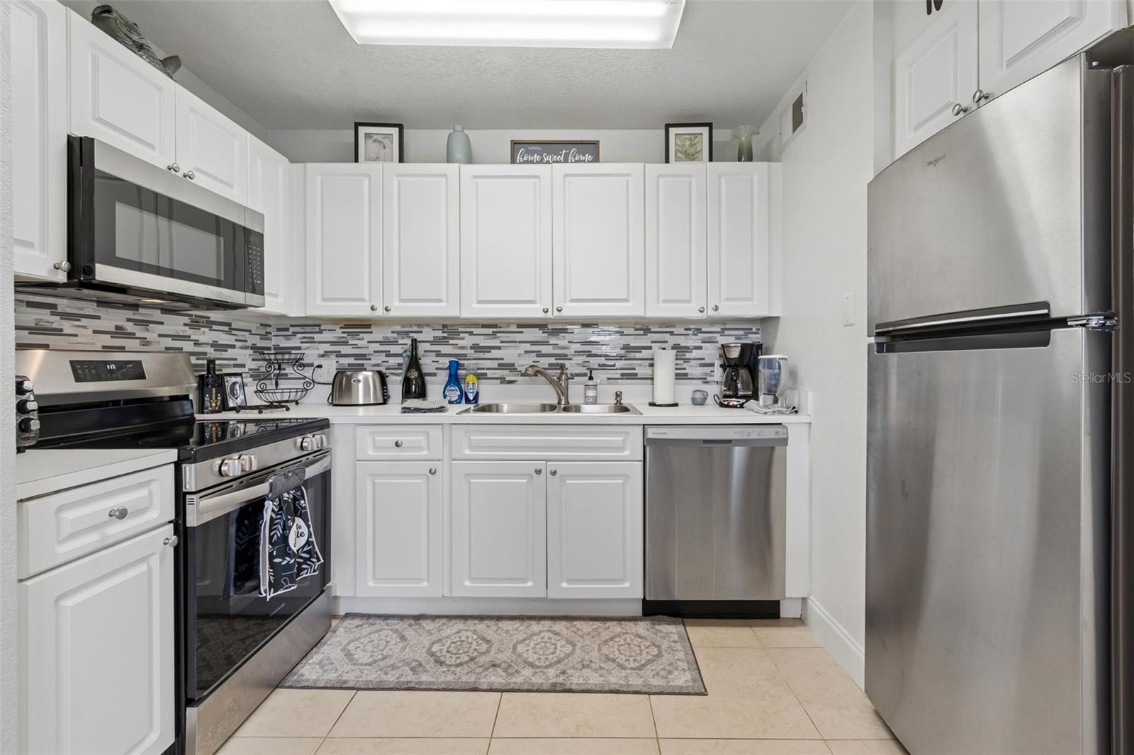 WHISPERING OAKS - Residential