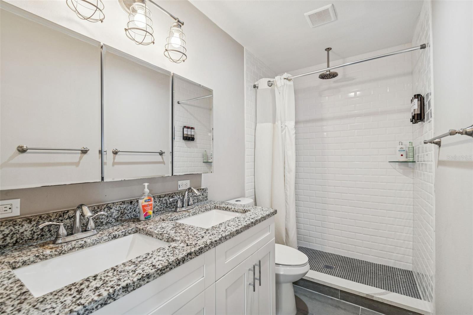 MANHATTAN MANOR - Residential