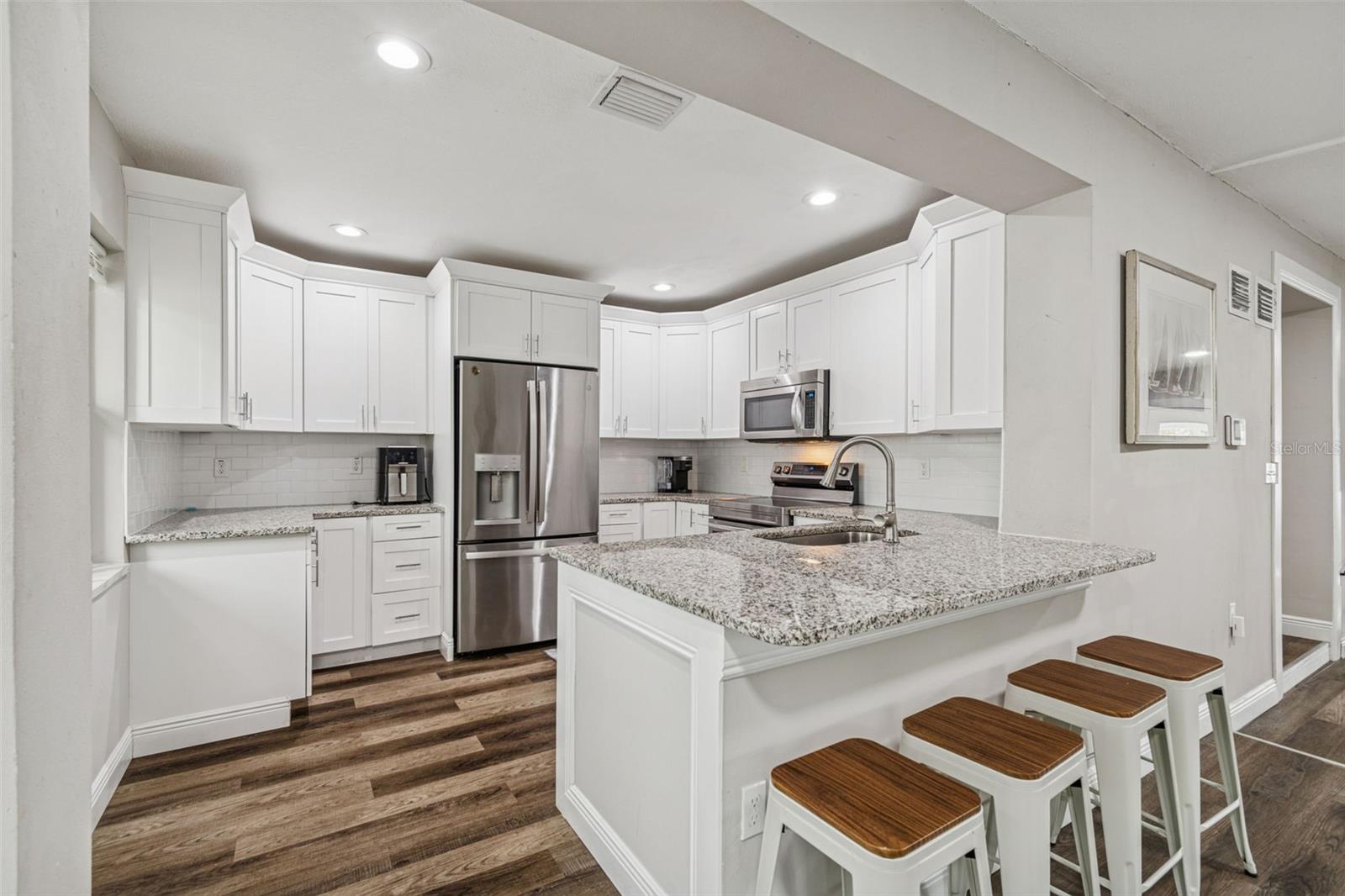 MANHATTAN MANOR - Residential