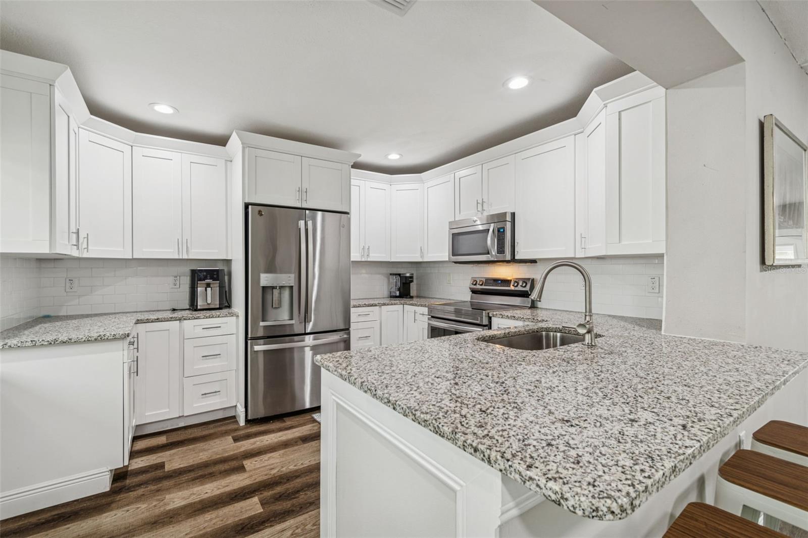 MANHATTAN MANOR - Residential