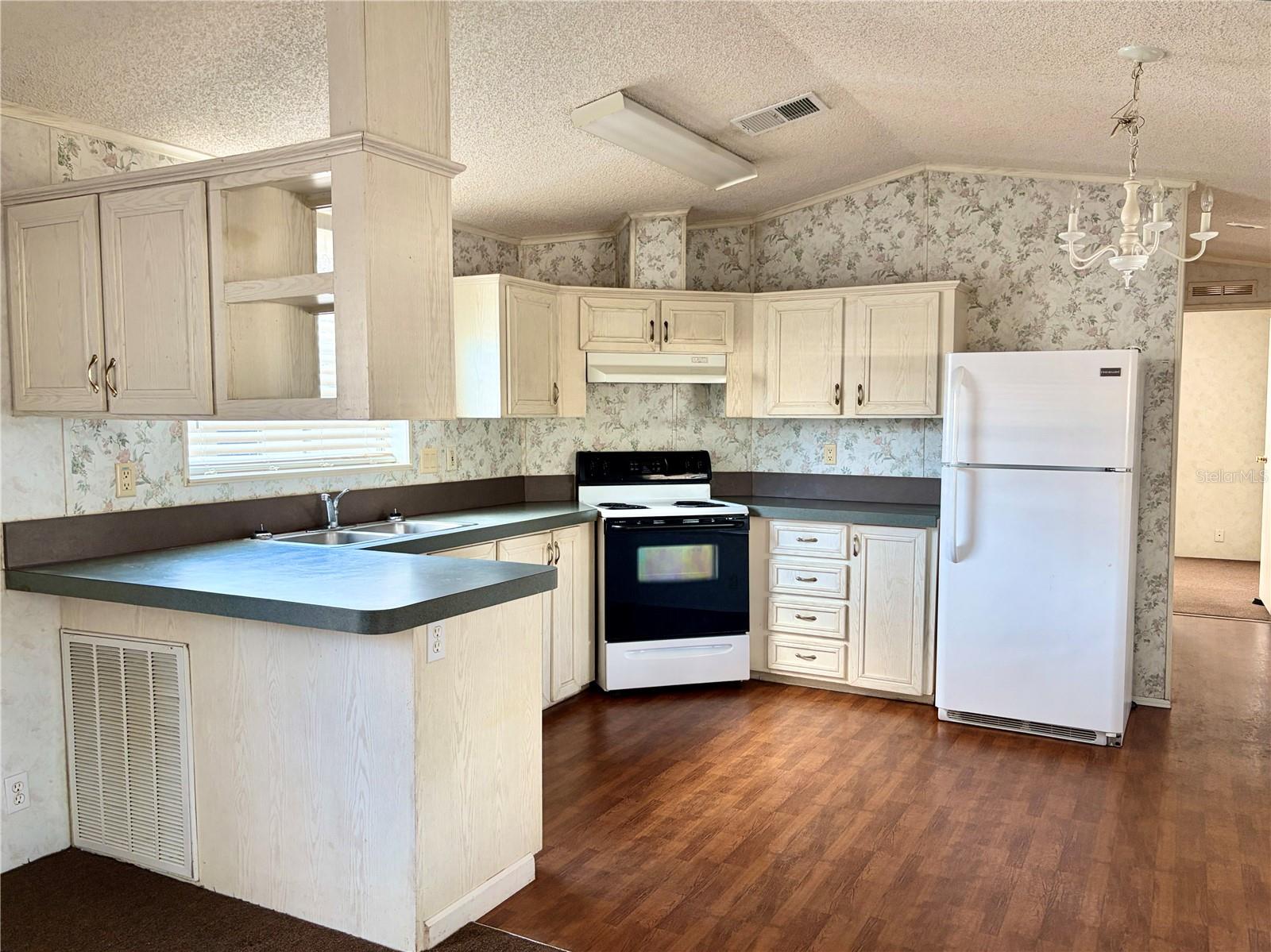 SPIRIT LAKE ESTATES - Residential Lease