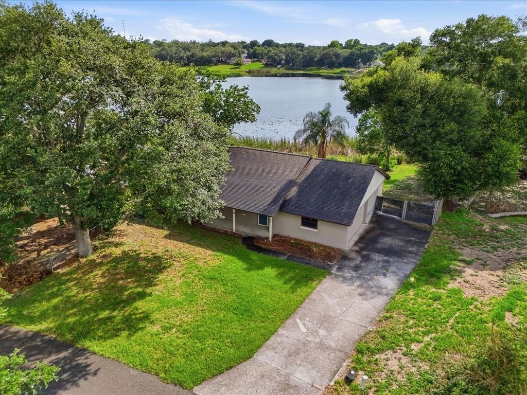 Photo of 43 Lake Jackson Drive, Mascotte, FL 34753 (MLS # G5112949)