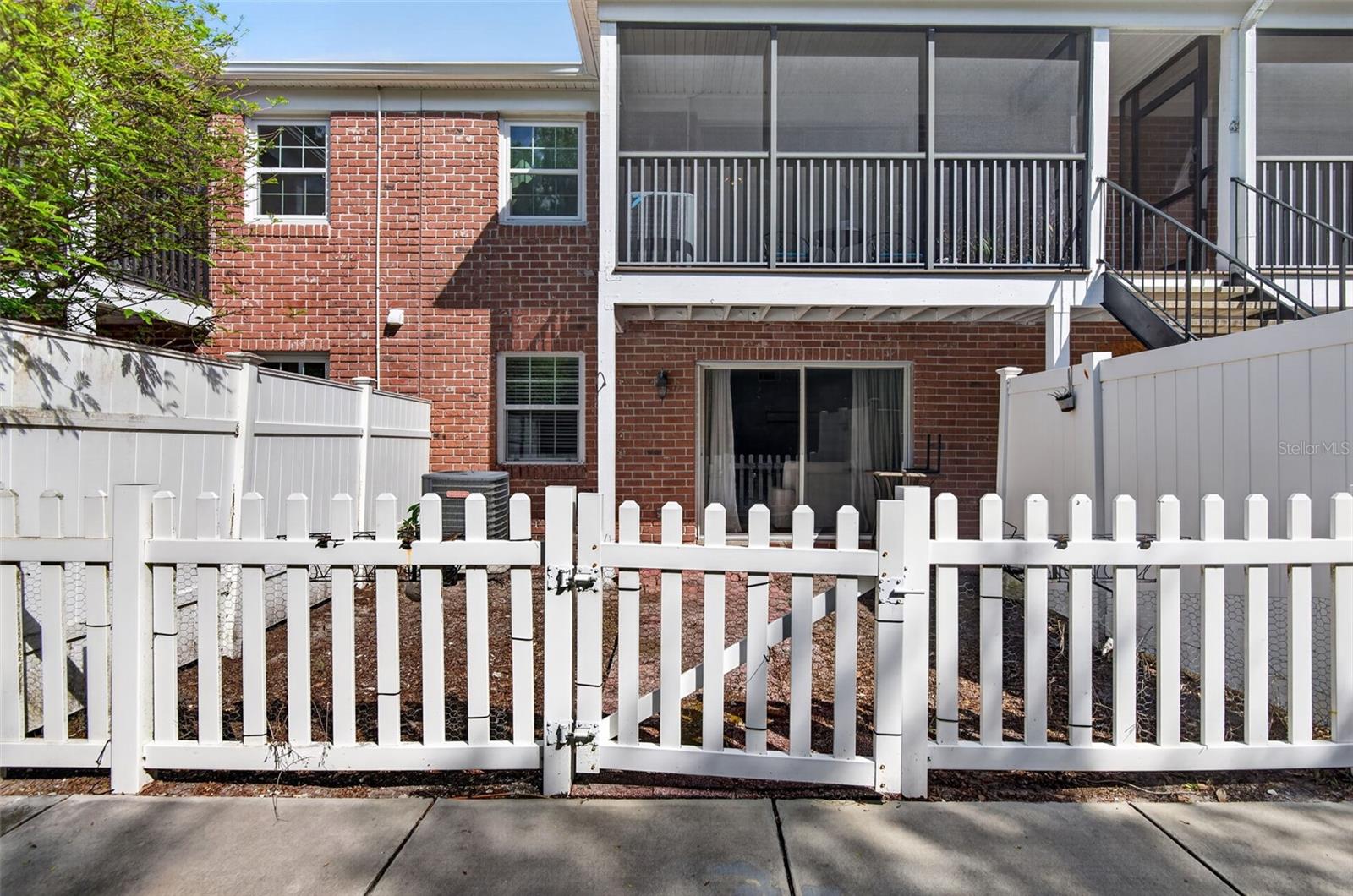 WHISPERING OAKS - Residential