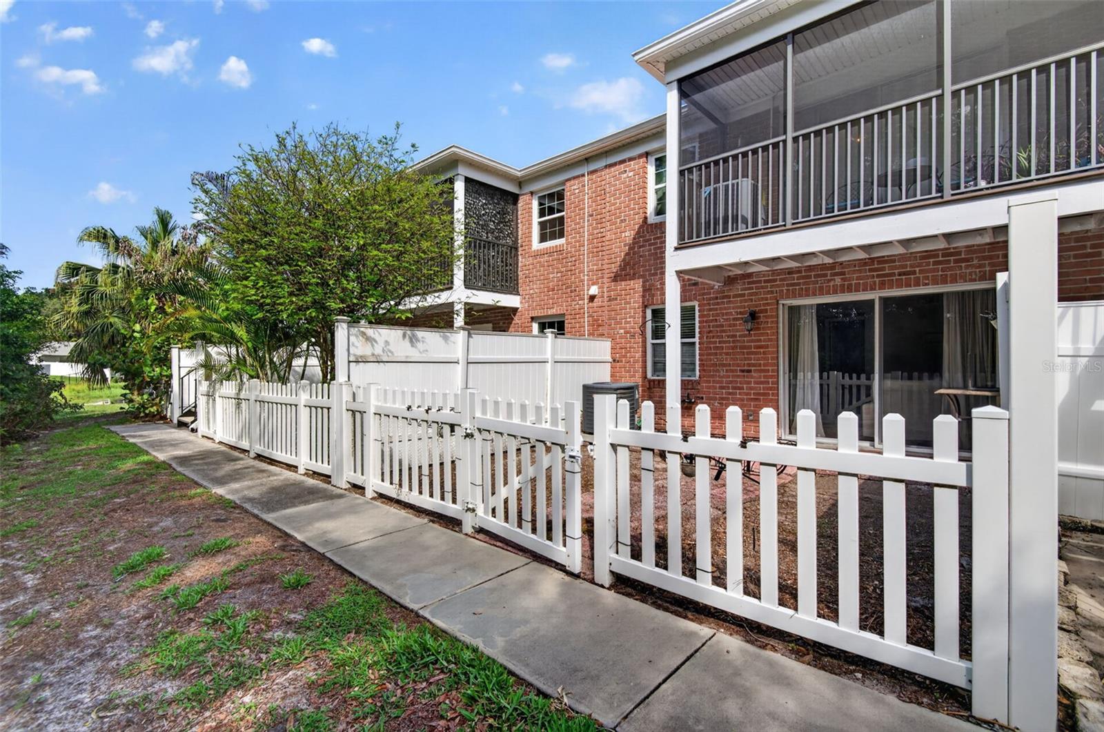 WHISPERING OAKS - Residential