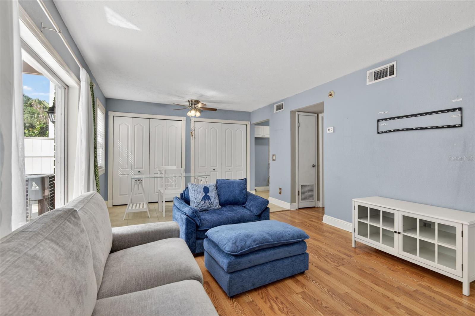 WHISPERING OAKS - Residential
