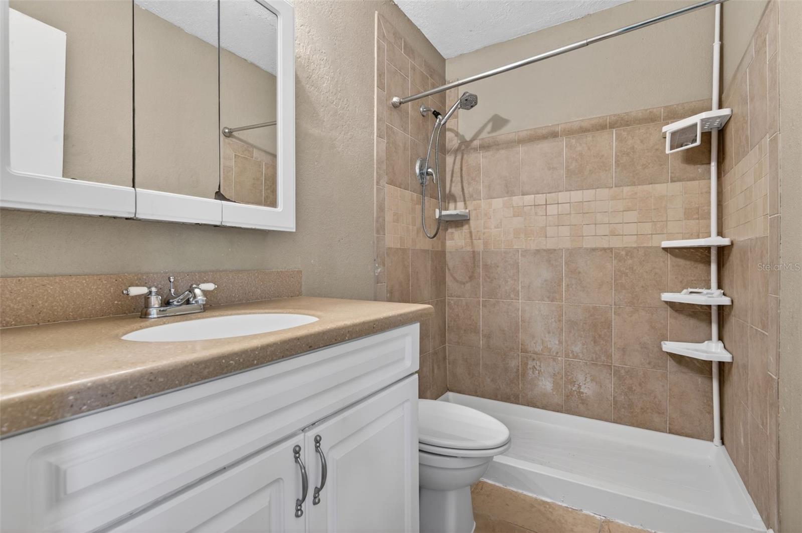 WHISPERING OAKS - Residential