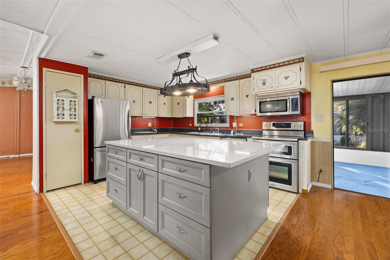 ZELLWOOD STATION - Residential