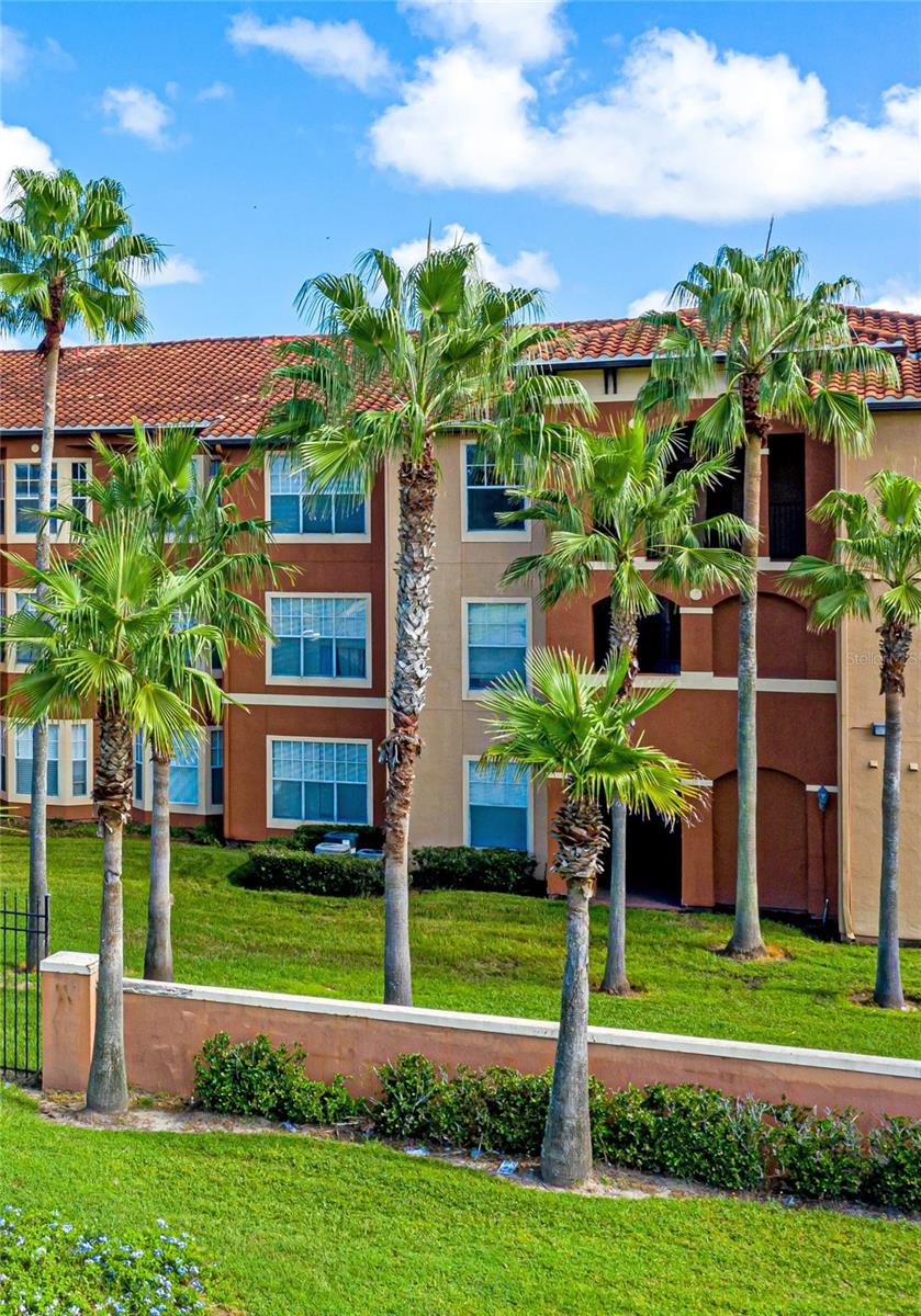 Amenity Rich. Comfortable. Well-located. When it comes to quality apartment living, The Palms Club Condominiums has it all. Located in the MetroWest community, our Orlando, FL, apartments offer luxury & value with 460 condos spread over 40 acres. As for the location, it puts you steps away from numerous shopping and dining destinations, while Orlando’s main attractions are within easy reach.
This is a one bedroom one bath condo with new luxury vinyl plank flooring, covered / screend patio facing the pool - located on 2nd floor.
The amenities are second to none. Our Southwest Orlando apartments feature three pools, spa, four BBQ areas equipped with charcoal grills, along with tennis and sand volleyball courts. We also have an indoor bowling alley, a racquetball court, a sauna, a children’s play area, and a fitness center that includes an aerobics studio.
Located right off of S Kirkman Rd, The Palms Club Condominiums is very close to the city’s leading attractions. To give you a hint, Universal Studios, The Mall at Millenia, and Orlando International Premium Outlets are less than 15 minutes away.