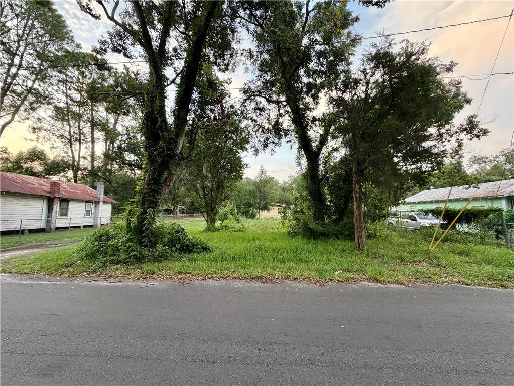 Photo of Xx NE 5th Avenue, Gainesville, FL 32641 (MLS # GC542271)