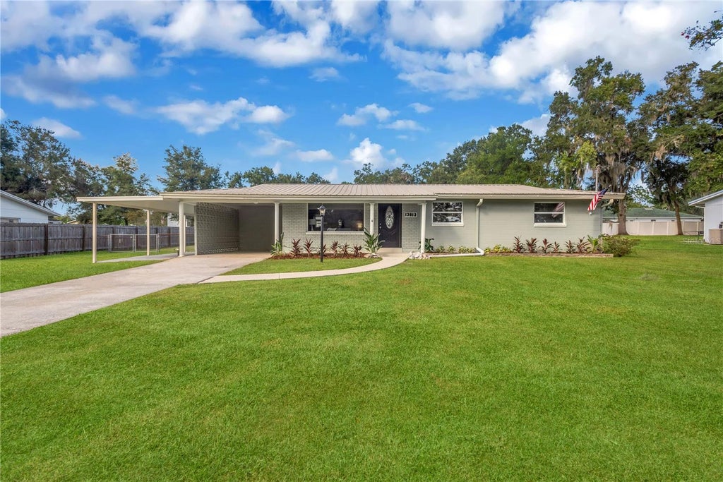 Photo of 13812 Meadow Oaks Drive, Dover, FL 33527 (MLS # TB8560419)