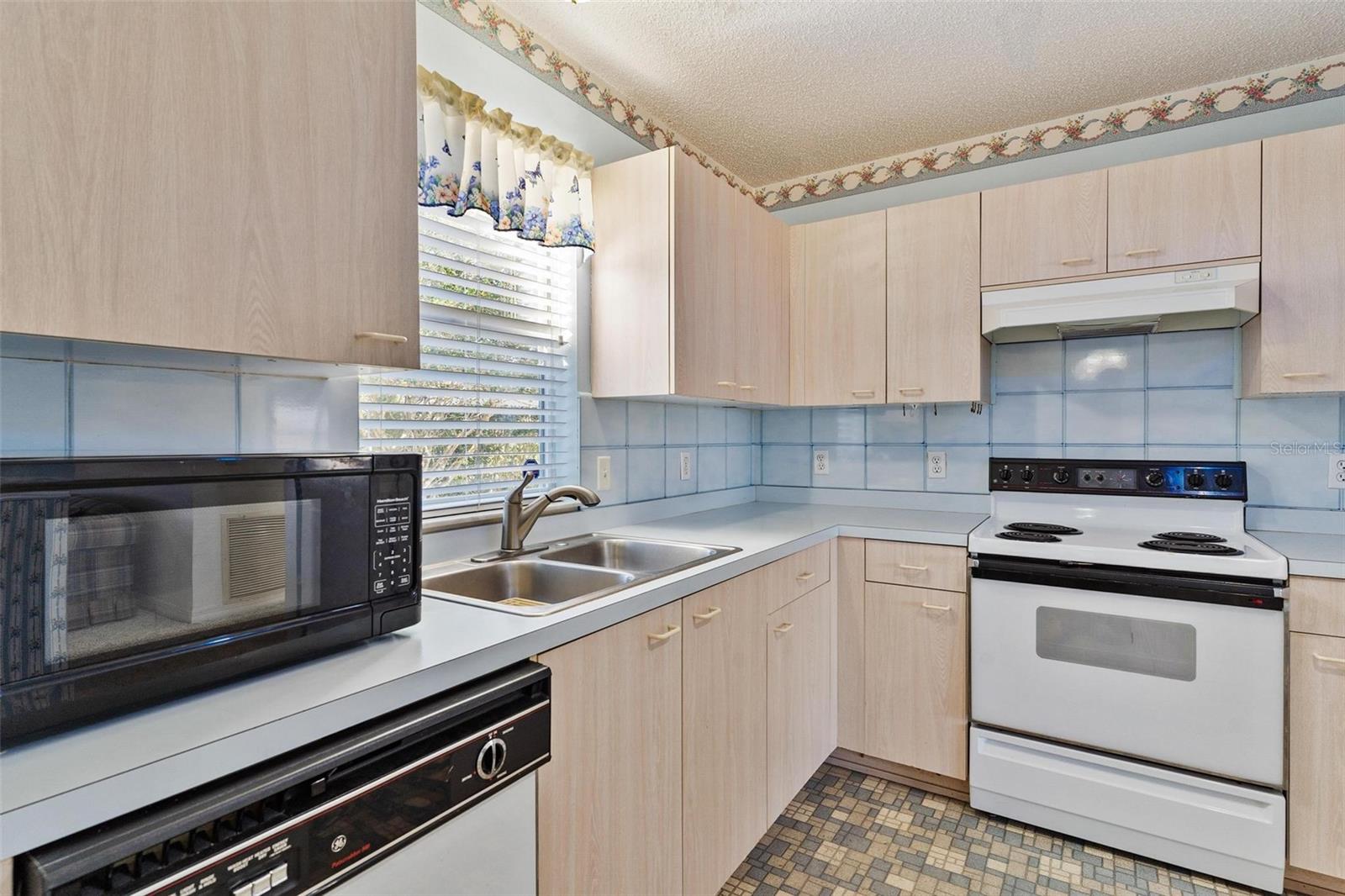 LADY LAKE ORANGE BLOSSOM GARDENS UNIT 15 - Residential