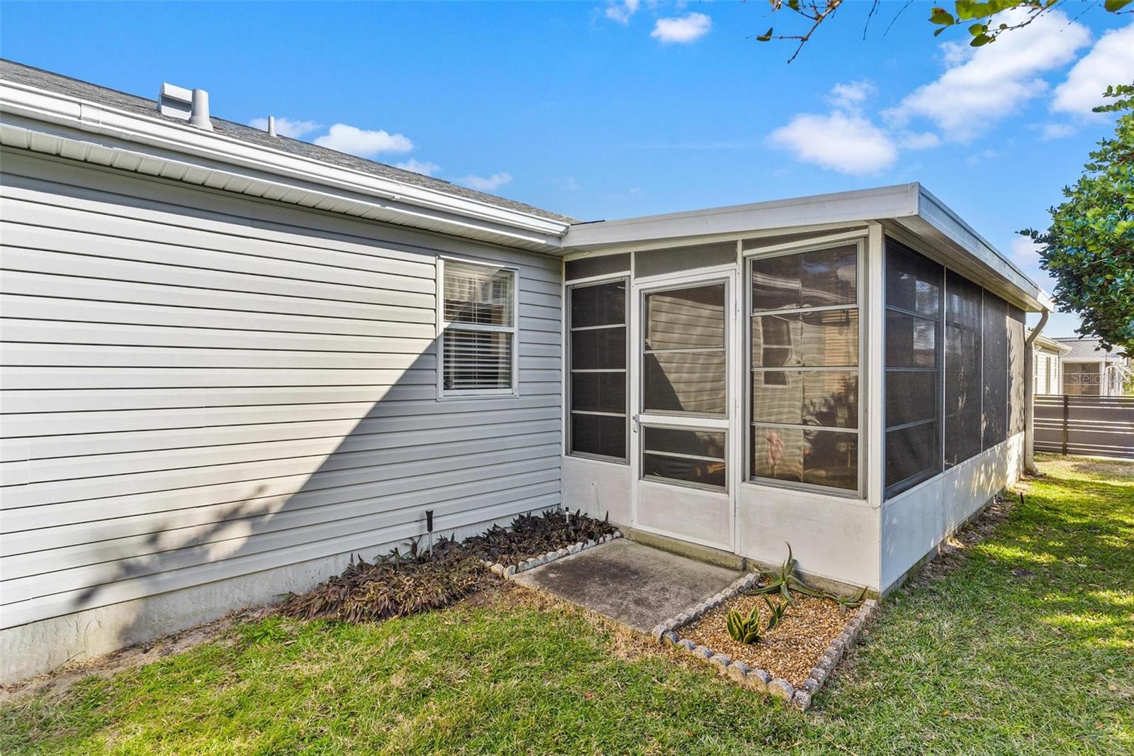 LADY LAKE ORANGE BLOSSOM GARDENS UNIT 15 - Residential