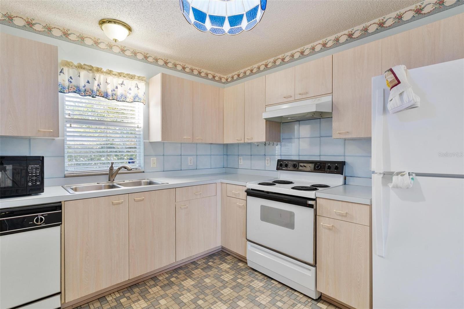 LADY LAKE ORANGE BLOSSOM GARDENS UNIT 15 - Residential