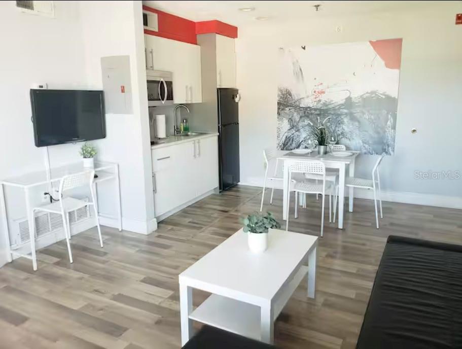 PARKWAY PALMS RESORT MAINGATE CONDO - Residential