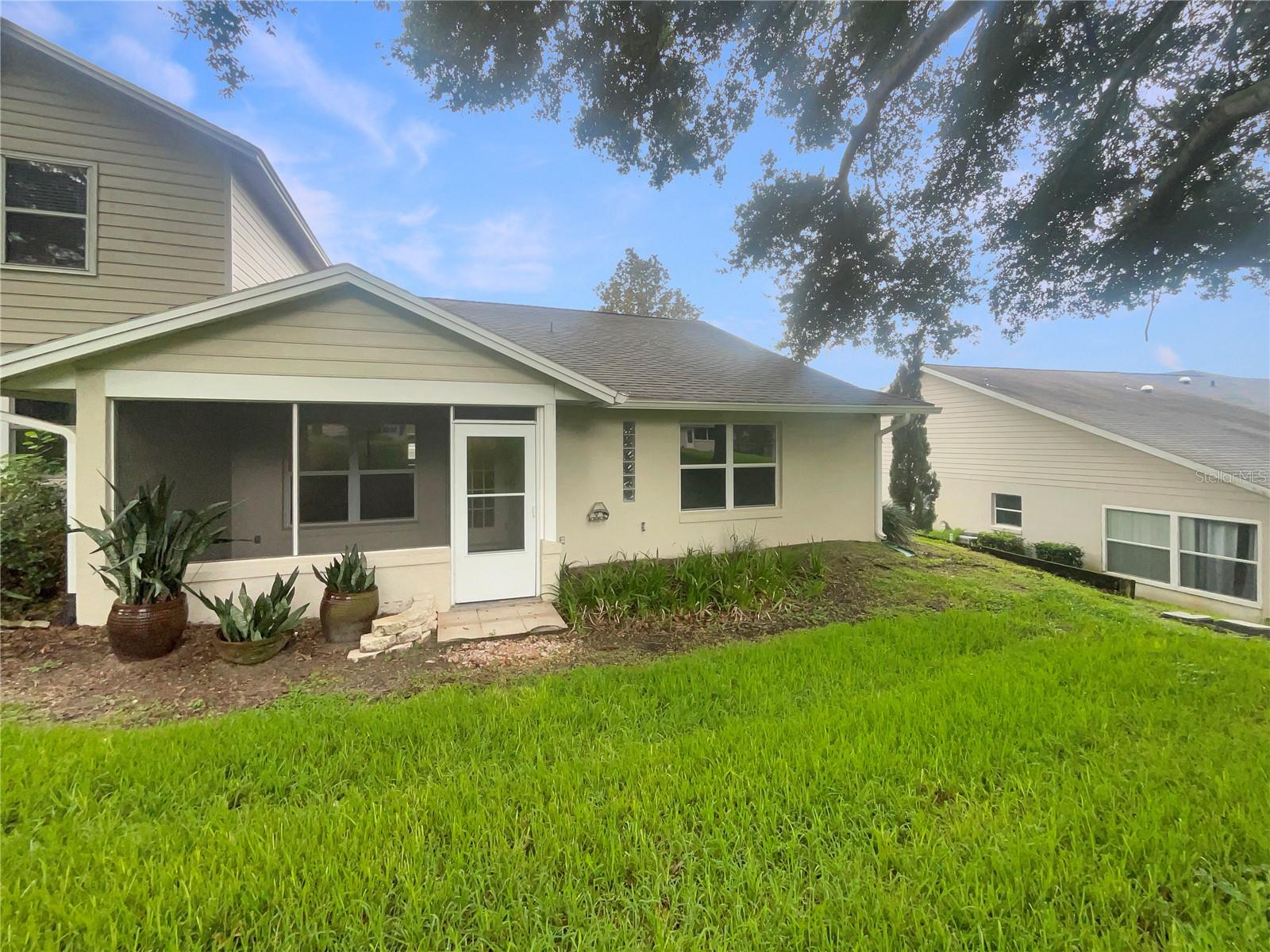 TOWNHOMES VILLAGE - Residential