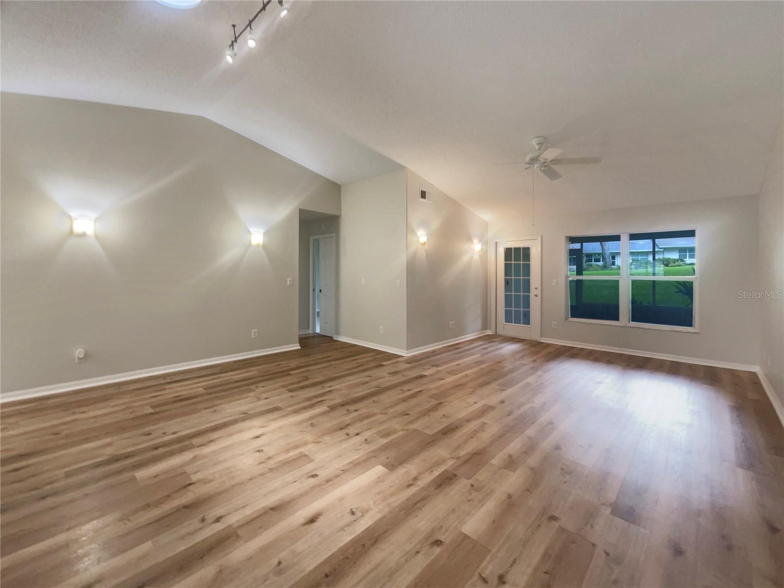 TOWNHOMES VILLAGE - Residential