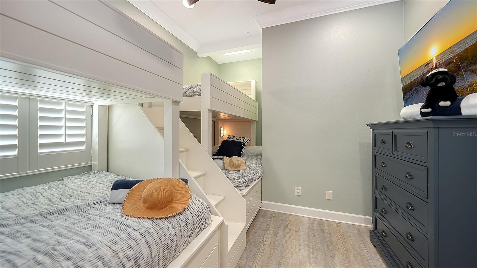 MANGROVE WALK ON HARBOUR ISLE PH 6 - Residential