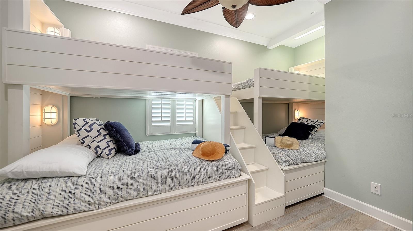 MANGROVE WALK ON HARBOUR ISLE PH 6 - Residential