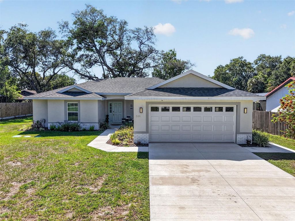 Photo of 335 Vincent Drive, Mount Dora, FL 32757 (MLS # G5111178)