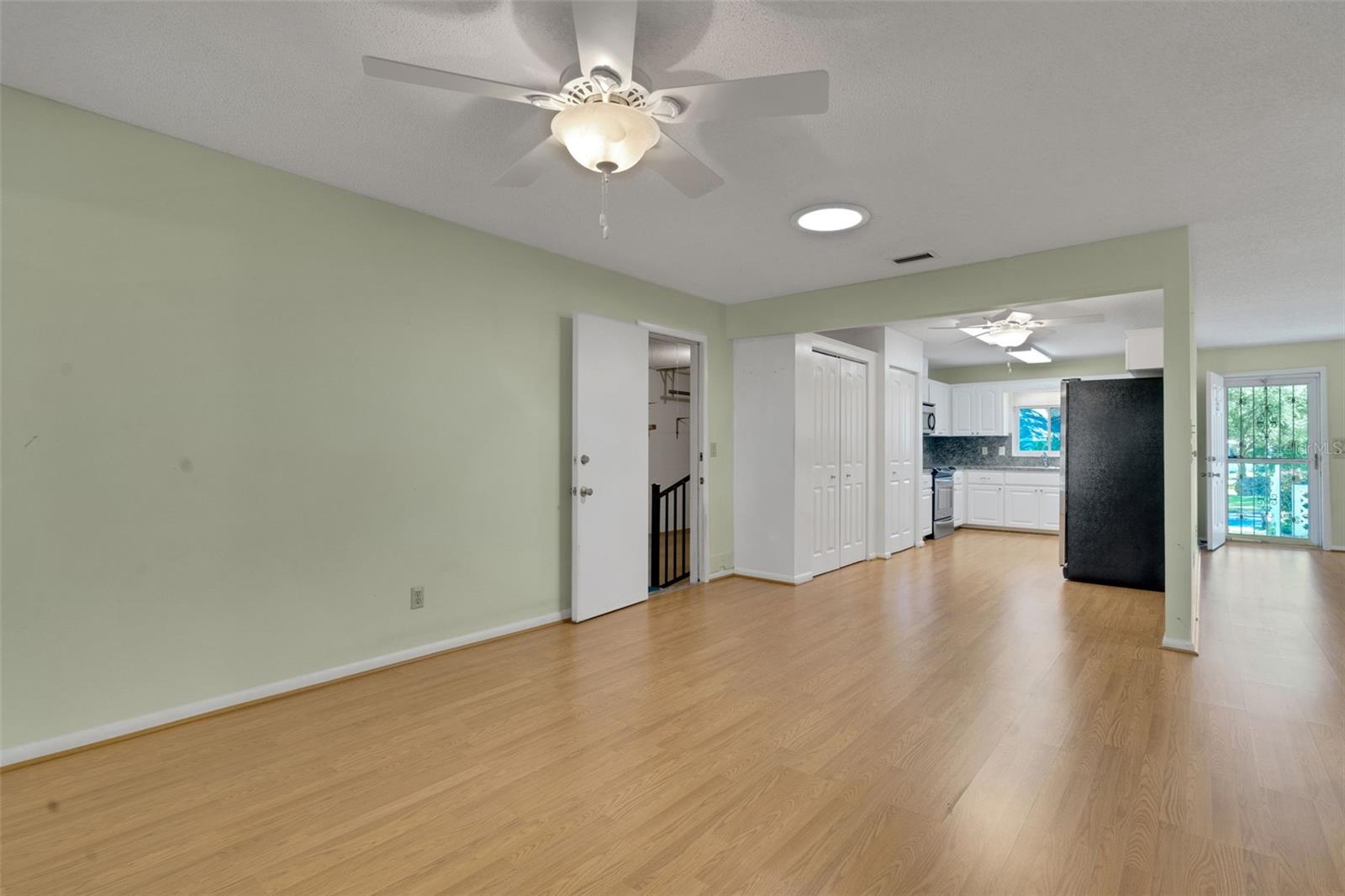 CIRCLE SQUARE WOODS - Residential