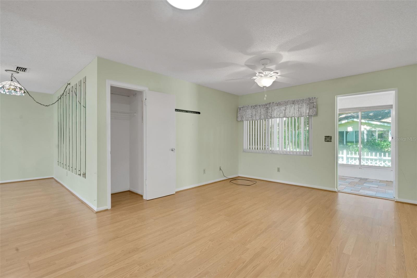 CIRCLE SQUARE WOODS - Residential