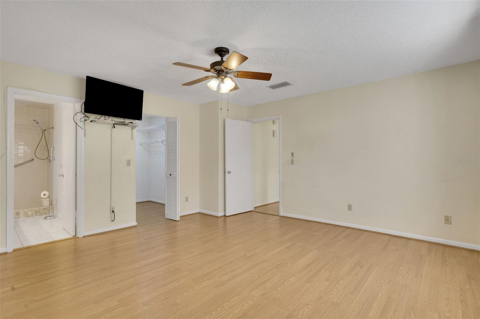CIRCLE SQUARE WOODS - Residential